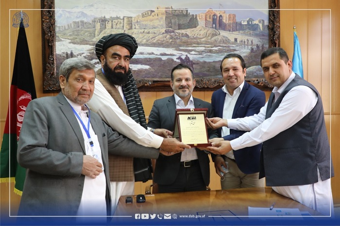 د افغانستان د صنایعو او کانونو خونو له پلاوي سره د افغانستان بانک د سرپرست لیدنه
