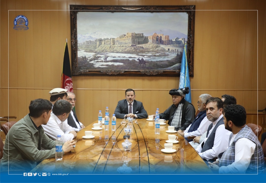 د افغانستان بانک سرپرست، د صرافانو د یووالي شورا د رهبرۍ له غړو سره وکتل