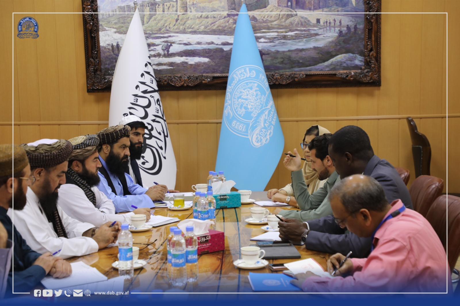 د افغانستان بانک سرپرست رئیس په کابل کې د ملګرو ملتونو د سرمنشي له ځانګړې استازې سره د مالي خدمتونو د پراختیا په اړه خبرې وکړې