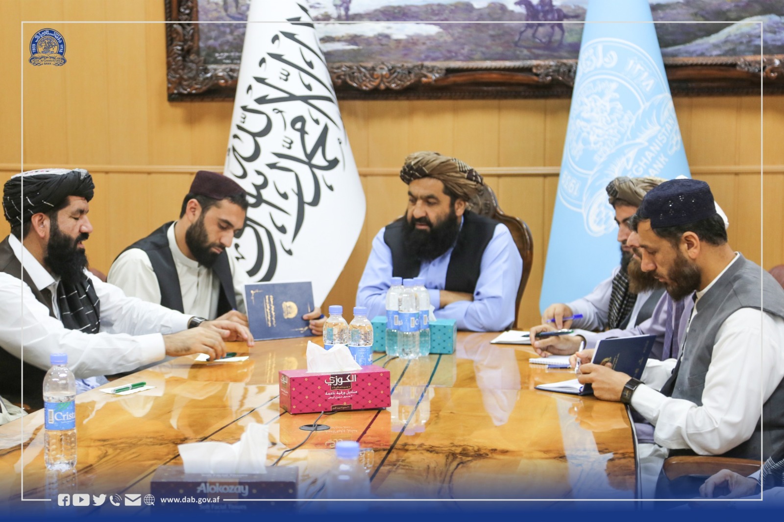 د افغانستان بانک د ټولو سرپرست رئیس د صرافانو د ټولنو له استازو سره ولیدل