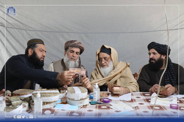 د افغانستان بانک بانکنوتهای مندرس زون غرب را جمع آوری و حریق نمود